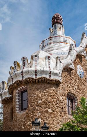 Antoni Gaudis Werk am Eingang zum Parc Güell, einem Weltkulturerbe, in der Stadt Barcelona, Spanien. Stockfoto