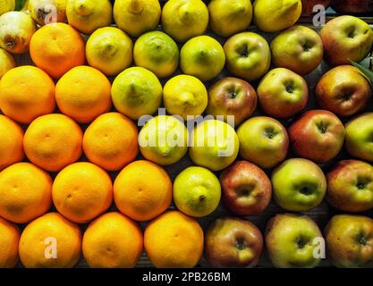 Orangen, Birnen, Zitronen und Äpfel wurden auf dem marokkanischen Straßenobstmarkt schön arrangiert Stockfoto