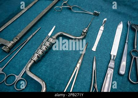 Set aus Stahl chirurgische Werkzeuge auf blauem Tuch - echte Instrumente in mobilen medizinischen Armee Zelt verwendet Stockfoto