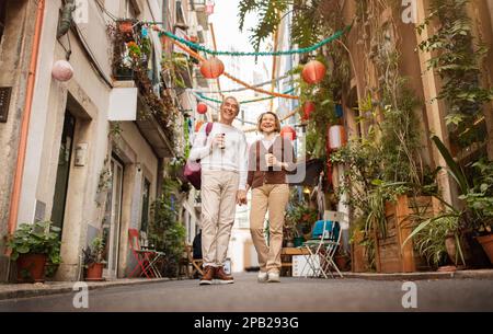 Fröhliches Seniorenpaar, Das Gerne Draußen In Lissabon Spazieren Geht Stockfoto