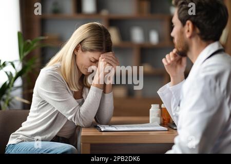 Aufgebrachte Patientin Weint Während Eines Arztbesuchs, Nachdem Sie Eine Schlechte Diagnose Erlernt Hat Stockfoto
