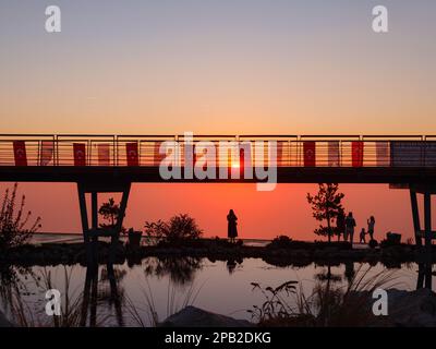 Silhouette aus Park und Menschen auf der Aussichtsplattform vor dem Sonnenuntergang. Erste Station, wo die Standseilbahn von Oludeniz nach Babadag fährt Stockfoto