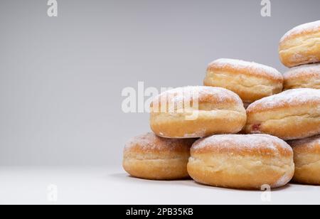 Frittierte pączki-Donuts mit Kopierraum polnisch. Fat Thursday, Tłusty czwartek Festmahl, traditioneller Pączek kulinarischer Tag in Polen. Stockfoto