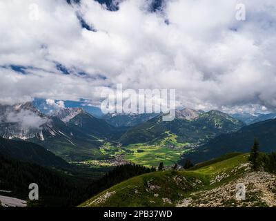 Bayerische Landschaft aus der Vogelperspektive auf die Wälder der Dorfberge Stockfoto