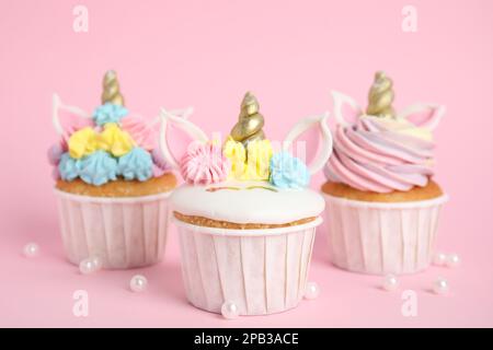 Süße süße Einhorn-Cupcakes auf pinkfarbenem Hintergrund Stockfoto