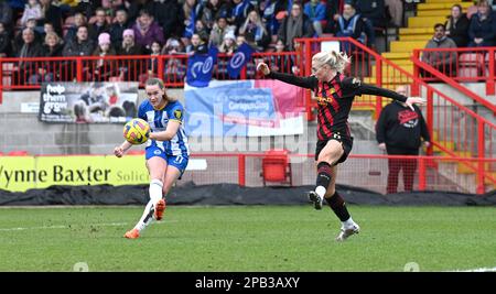 Crawley UK, 12. März 2023 - Elisabeth Terland aus Brighton erzielt beim Barclays Women's Super League-Spiel zwischen Brighton & Hove Albion und Manchester City in der ersten Halbzeit ihr erstes Tor, um sich auszugleichen: Credit Simon Dack /TPI/ Alamy Live News Stockfoto