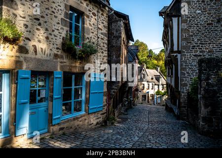 Breton Village Dinan mit engen Gassen und Fachwerkhäusern im Departement Ille et Vilaine in der Bretagne, Frankreich Stockfoto