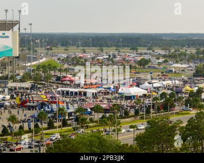 Daytona, FL, USA - 10. März 20223: Luftfoto der Daytona International Speedway Demo-Veranstaltungen während der Bike Week Stockfoto