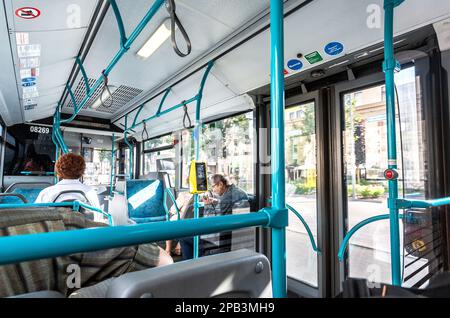 Moskau, Russland - Juli 9. 2019. Moderner moskauer Stadtbus mit kontaktlosem Zahlungsterminal und Passagieren im Inneren Stockfoto