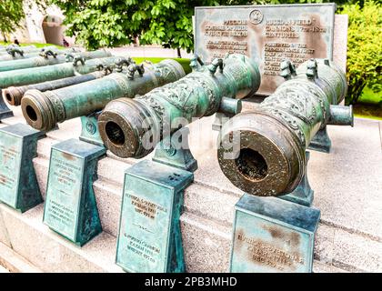 Moskau, Russland - Juli 9, 2019: Russische Feld Kanonen, 17. - 18. Jahrhundert auf dem Territorium des Moskauer Kreml Stockfoto