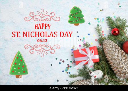 Happy St. Nicholas Day, Grußkartendesign. Flache Lage aus Tannenzweigen und festliches Dekor auf verschneitem Hintergrund Stockfoto