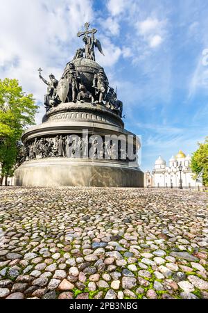 Veliky Novgorod, Russland - 23. August 2019: Denkmal "Millennium of Russia" (1862) zu Ehren des Jahrtausendjahrs der Berufung der Varang Stockfoto