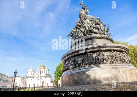 Veliky Novgorod, Russland - 23. August 2019: Denkmal "Millennium of Russia" (1862) zu Ehren des Jahrtausendjahrs der Berufung der Varang Stockfoto