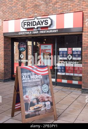 Außenansicht der TGI Fridays Bar und des Restaurants in Durham City, England, Großbritannien Stockfoto