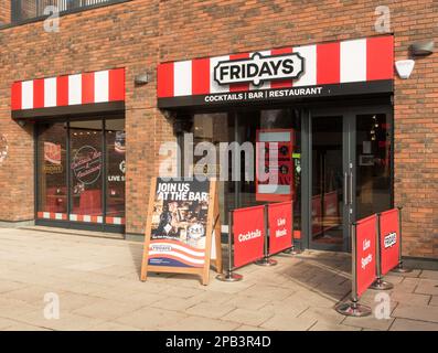 Außenansicht der TGI Fridays Bar und des Restaurants in Durham City, England, Großbritannien Stockfoto