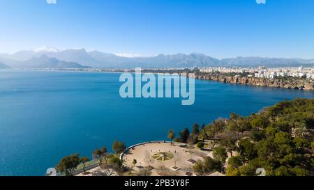 Strand und Park am Meer. Blaues Meer und Hotelstrand in der Stadt. Stadtzentrum von Antalya Stockfoto