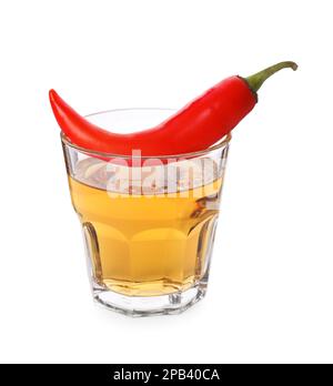 Rote heiße Chili-Pfeffer und Wodka in Glas auf weißem Hintergrund Stockfoto