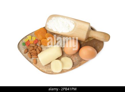 Marzipan und andere Zutaten für hausgemachtes Stollen auf weißem Hintergrund, Draufsicht. Traditionelles deutsches Weihnachtsbrot backen Stockfoto