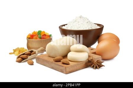 Marzipan und andere Zutaten für hausgemachtes Stollen auf weißem Hintergrund. Traditionelles deutsches Weihnachtsbrot backen Stockfoto