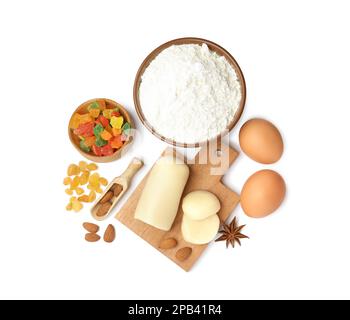 Marzipan und andere Zutaten für hausgemachtes Stollen auf weißem Hintergrund, Draufsicht. Traditionelles deutsches Weihnachtsbrot backen Stockfoto