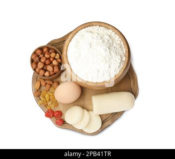 Marzipan und andere Zutaten für hausgemachtes Stollen auf weißem Hintergrund, Draufsicht. Traditionelles deutsches Weihnachtsbrot backen Stockfoto