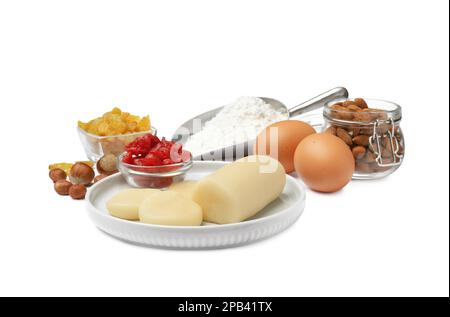 Marzipan und andere Zutaten für hausgemachtes Stollen auf weißem Hintergrund. Traditionelles deutsches Weihnachtsbrot backen Stockfoto