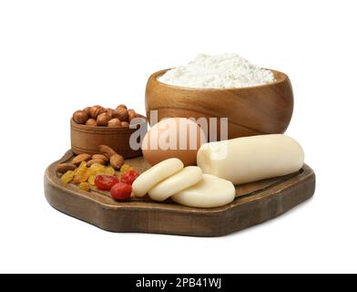 Marzipan und andere Zutaten für hausgemachtes Stollen auf weißem Hintergrund. Traditionelles deutsches Weihnachtsbrot backen Stockfoto