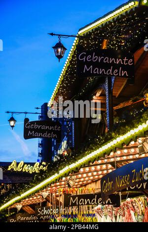 Mandeln, Süßigkeiten, Weihnachtsmarkt, Dortmund, Ruhrgebiet, Nordrhein-Westfalen, Deutschland, Europa Stockfoto