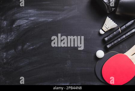 Hintergrund der Tafel mit Tischtennisschlägerball. Hochauflösendes Foto Stockfoto