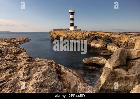 Schwarz-weiß gestreifter Leuchtturm von Colonia de Sant Jordi auf einer felsigen Landzunge, Mallorca, Mallorca, Balearen, Spanien, Europa Stockfoto