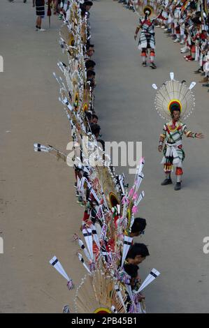 Naga-Stammesangehörige, die an der Steinziehzeremonie während des Kisima Nagaland Hornbill Festivals teilnehmen, Kohima, Nagaland, Indien, Asien Stockfoto