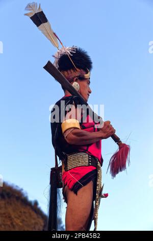 Naga-Stammesmann in traditioneller Kleidung, Kisima Nagaland Hornbill Festival, Kohima, Nagaland, Indien, Asien Stockfoto