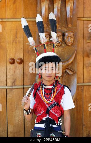 Naga-Stammesmann in traditioneller Kleidung, Kisima Nagaland Hornbill Festival, Kohima, Nagaland, Indien, Asien Stockfoto