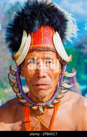 Naga-Stammesmann in traditioneller Kleidung, Kisima Nagaland Hornbill Festival, Kohima, Nagaland, Indien, Asien Stockfoto