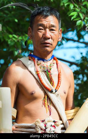 Naga-Stammesmann in traditioneller Kleidung, Kisima Nagaland Hornbill Festival, Kohima, Nagaland, Indien, Asien Stockfoto