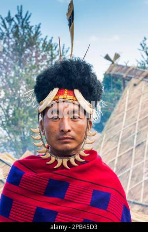 Naga-Stammesmann in traditioneller Kleidung, Kisima Nagaland Hornbill Festival, Kohima, Nagaland, Indien, Asien Stockfoto