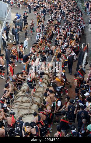 Steinziehzeremonie während des Kisima Nagaland Hornbill Festivals, Kohima, Nagaland, Indien, Asien Stockfoto