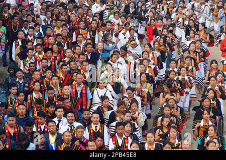 Naga-Stammesangehörige, die an der Steinziehzeremonie während des Kisima Nagaland Hornbill Festivals teilnehmen, Kohima, Nagaland, Indien, Asien Stockfoto