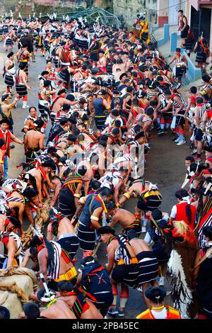 Naga-Stammesangehörige, die an der Steinziehzeremonie während des Kisima Nagaland Hornbill Festivals teilnehmen, Kohima, Nagaland, Indien, Asien Stockfoto