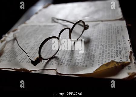 Historische Gläser auf altem Buch, Museum altfriesisches Haus, Keitum, Sylt, Nordfriesische Inseln, Nordfriesien, Schleswig-Holstein, Deutschland, Europa Stockfoto