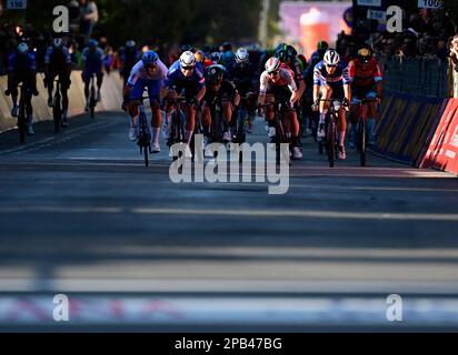 Der belgische Jasper Philipsen von Alpecin-Deceuninck springt bis zum Ende der Etappe 7, der letzten Etappe des Radrennens Tirreno-Adriatico, 154 km von und nach San Benedetto del Tronto, in Italien, Sonntag, den 12. März 2023. BELGA FOTO DIRK WAEM Stockfoto