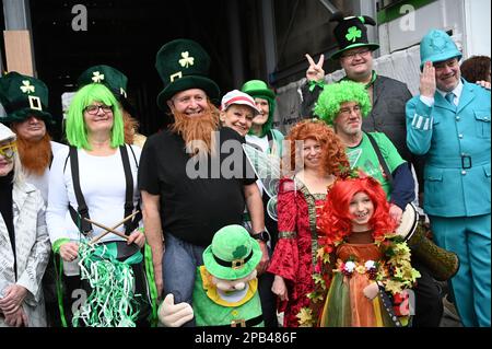 London, Großbritannien. 12. März 2023. 12. März 2023, London, Großbritannien. Zehntausende nehmen an Londons St. Patrick's Day 2023 Teil. Die spektakuläre Prozession und Parade irischer Marschkapellen, Tänzer und Pracht durchs Herz Londons vom Green Park über den Piccadilly Circus bis zum Trafalgar Square. Kredit: Siehe Li/Picture Capital/Alamy Live News Stockfoto