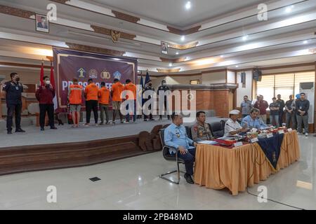 Denpasar, Indonesien. 12. März 2023. Fünf ausländische Staatsangehörige (dahinter) stehen, nachdem sie in einer Pressekonferenz benannt wurden, in der sie zur Abschiebung aufgefordert wurden. Bali hat vier nigerianische Staatsangehörige wegen Überschreitung der Aufenthaltsdauer und einen russischen Staatsangehörigen wegen Visummissbrauchs ausgewiesen. Die Provinz Bali, ein internationales Reiseziel, hat 2022 194 Ausländer abgeschoben, die meisten wegen Überschreitung der Aufenthaltsdauer und illegaler Beschäftigung. (Foto: Dicky Bisinglasi/SOPA Images/Sipa USA) Guthaben: SIPA USA/Alamy Live News Stockfoto