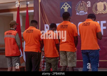 Denpasar, Indonesien. 12. März 2023. Fünf Ausländer, die in einer Pressekonferenz wegen ihrer Abschiebung benannt wurden. Bali hat vier nigerianische Staatsangehörige wegen Überschreitung der Aufenthaltsdauer und einen russischen Staatsangehörigen wegen Visummissbrauchs ausgewiesen. Die Provinz Bali, ein internationales Reiseziel, hat 2022 194 Ausländer abgeschoben, die meisten wegen Überschreitung der Aufenthaltsdauer und illegaler Beschäftigung. (Foto: Dicky Bisinglasi/SOPA Images/Sipa USA) Guthaben: SIPA USA/Alamy Live News Stockfoto