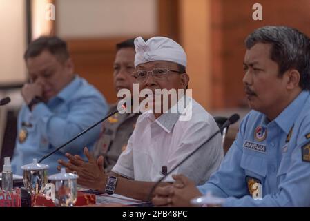 Denpasar, Indonesien. 12. März 2023. Bali Gouverneur I Wayan Koster (Zentrum) leitete die Pressekonferenz zur Deportation. Bali hat vier nigerianische Staatsangehörige wegen Überschreitung der Aufenthaltsdauer und einen russischen Staatsangehörigen wegen Visummissbrauchs ausgewiesen. Die Provinz Bali, ein internationales Reiseziel, hat 2022 194 Ausländer abgeschoben, die meisten wegen Überschreitung der Aufenthaltsdauer und illegaler Beschäftigung. (Foto: Dicky Bisinglasi/SOPA Images/Sipa USA) Guthaben: SIPA USA/Alamy Live News Stockfoto