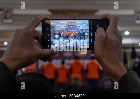 Denpasar, Indonesien. 12. März 2023. Ein Journalist fotografiert mit seinem Handy die Pressekonferenz-Szene. Bali hat vier nigerianische Staatsangehörige wegen Überschreitung der Aufenthaltsdauer und einen russischen Staatsangehörigen wegen Visummissbrauchs ausgewiesen. Die Provinz Bali, ein internationales Reiseziel, hat 2022 194 Ausländer abgeschoben, die meisten wegen Überschreitung der Aufenthaltsdauer und illegaler Beschäftigung. (Foto: Dicky Bisinglasi/SOPA Images/Sipa USA) Guthaben: SIPA USA/Alamy Live News Stockfoto