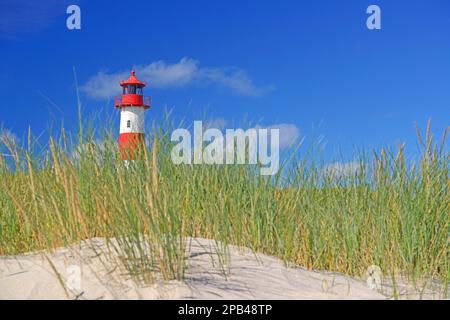 Listen Sie den West Lighthouse in den Dünen auf: Ellbogen, List, Sylt, Nordfriesische Inseln, Nordfriesien, Schleswig-Holstein, Deutschland, Europa Stockfoto