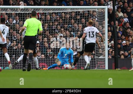 Craven Cottage, Fulham, London, Großbritannien. 12. März 2023. Premier League Football, Fulham gegen Arsenal; Torwart Bernd Leno von Fulham blockiert und rettet den Schuss von Granit Xhaka von Arsenal Credit: Action Plus Sports/Alamy Live News Stockfoto