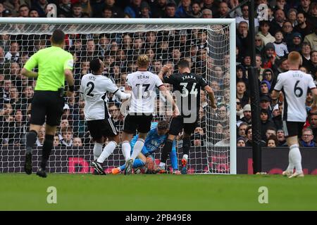 Craven Cottage, Fulham, London, Großbritannien. 12. März 2023. Premier League Football, Fulham gegen Arsenal; Torwart Bernd Leno von Fulham blockiert und rettet den Schuss von Granit Xhaka von Arsenal Credit: Action Plus Sports/Alamy Live News Stockfoto