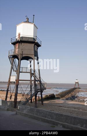 Viktorianische gusseiserne Leuchttürme am Strand, Dovercourt, Harwich, Essex, England, Großbritannien, Europa Stockfoto